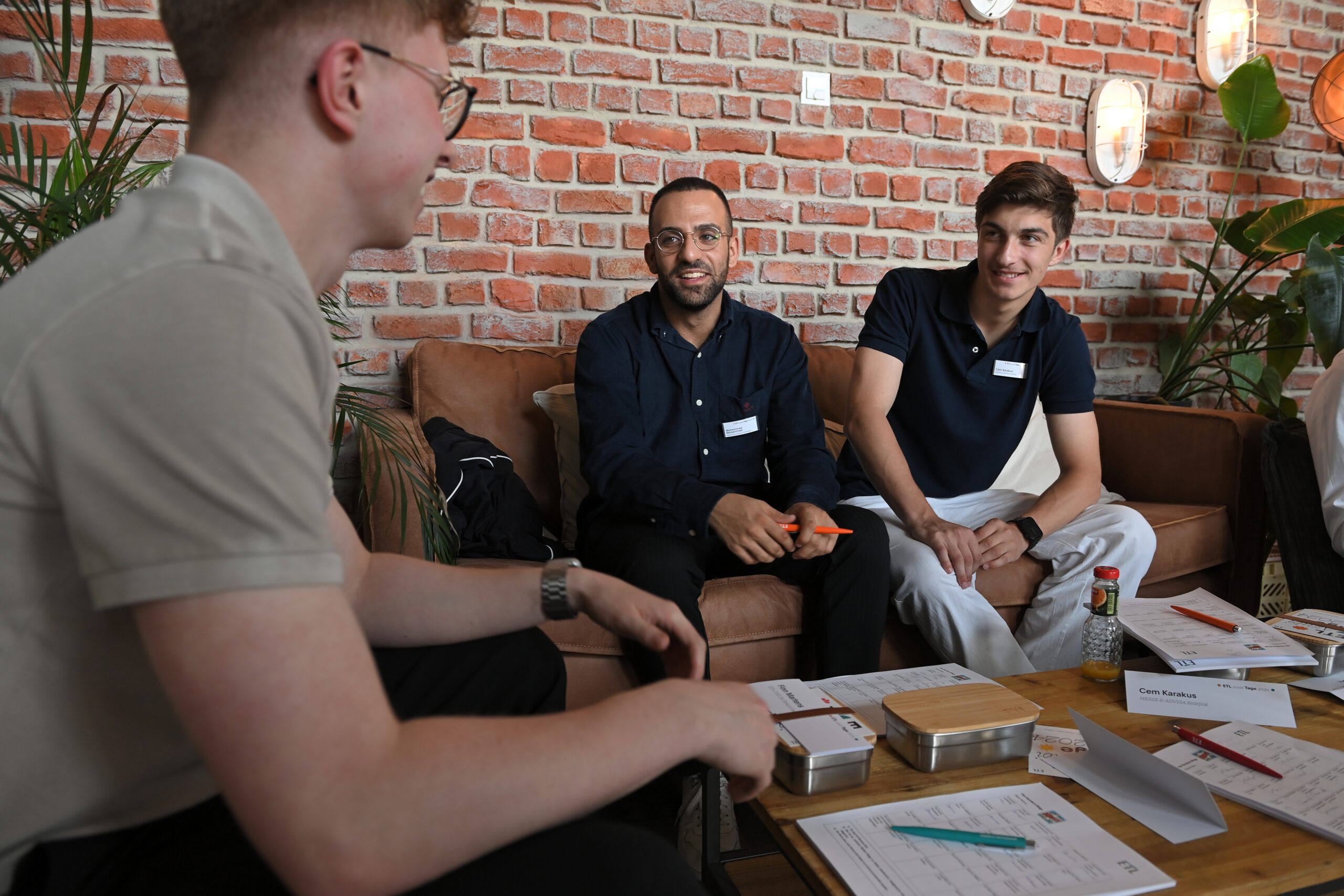 Drei Azubis unterhalten sich über ein Thema beim ETL-Talentetag.