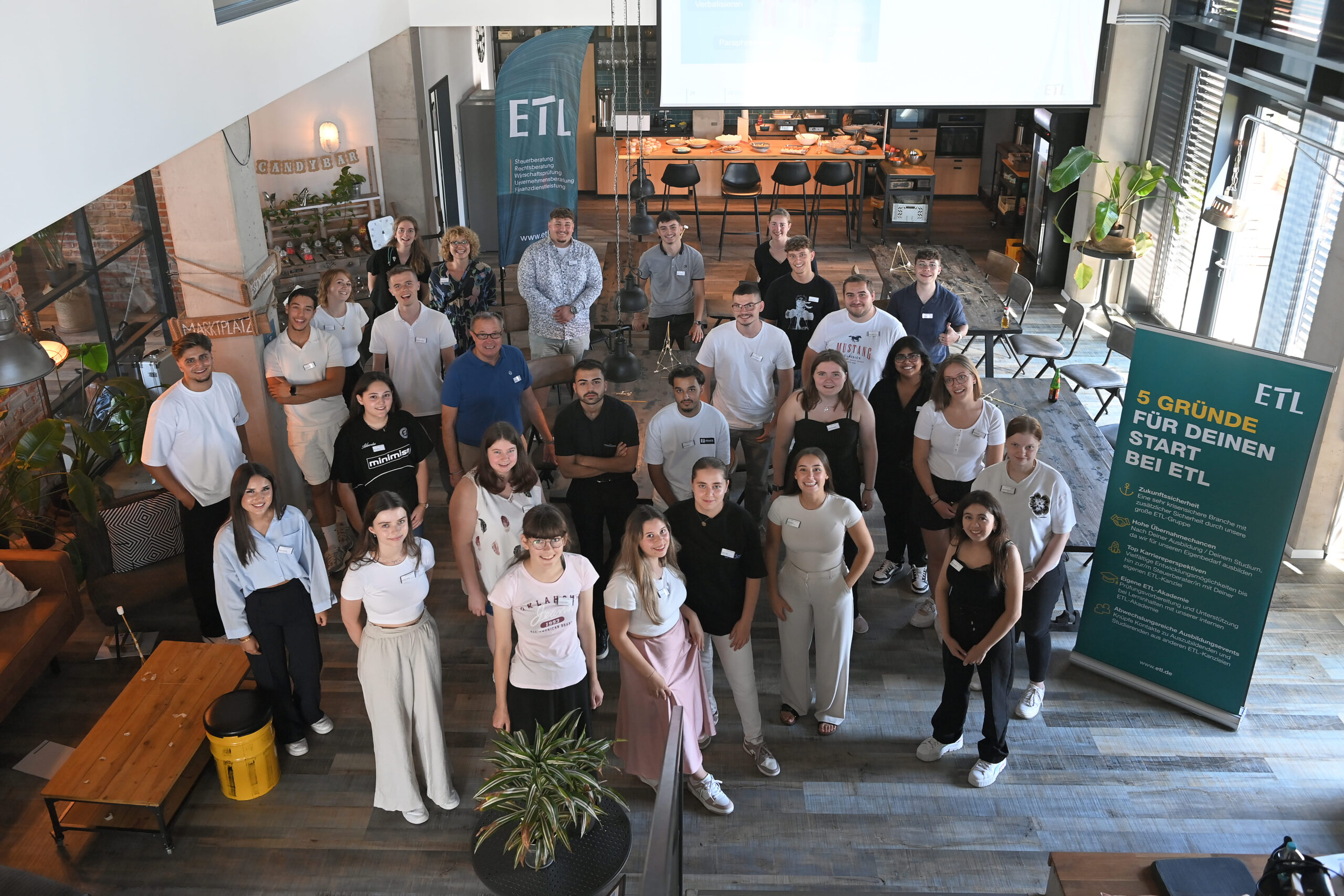 Alle Auszubildenden beim ETL-Talentetag auf einem Bild.