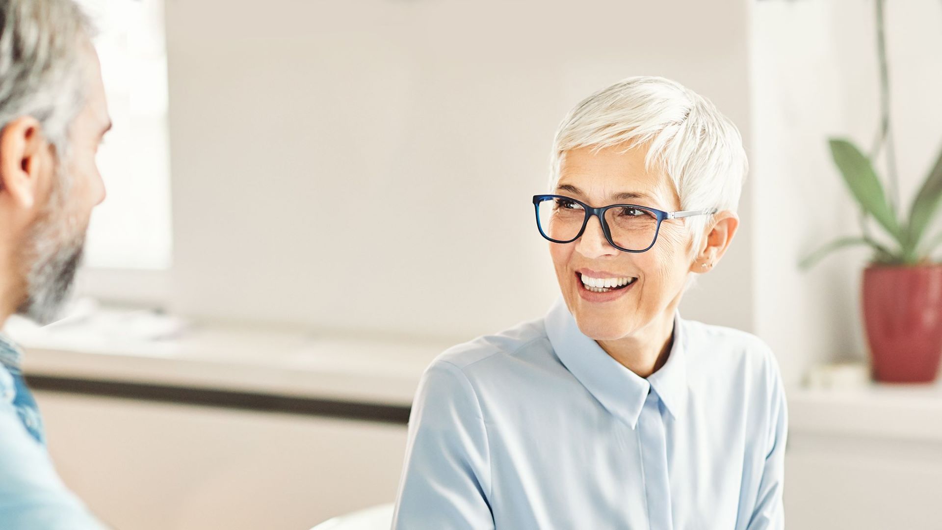 Unser Weg in die Selbstständigkeit. Eine glückliche Frau.