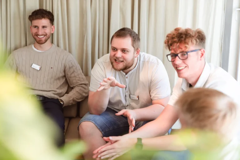 Azubis tauschen sich gegenseitig aus und haben Spaß.