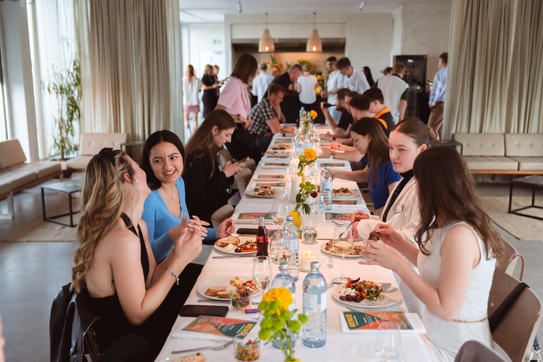 Gemeinsames Essen beim ETL Talentetag mit allen Auszubildenden.